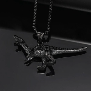 Collier avec pendentif dinosaure T-Rex noir de style punk gothique sur fond réfléchissant