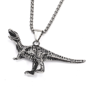 Collier avec pendentif dinosaure punk en argent rétro avec des détails d'écailles