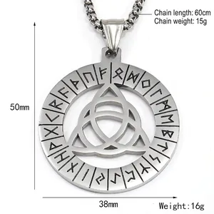 Nordischer Keltenknoten-Anhänger aus mattem Edelstahl mit Runen auf grober quadratischer Kette