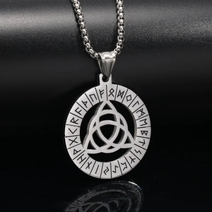 Makroaufnahme von keltischem Triquetra-Anhänger mit nordischen Runen aus poliertem Edelstahl