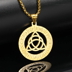 Nahaufnahme des goldenen Triquetra-Anhängers mit nordischen Elder Futhark Runen Motiv