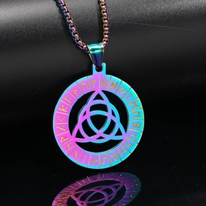 Regenbogenfarbene Keltenknoten-Kette mit Runenanhänger aus Edelstahl und passender Perlenkette