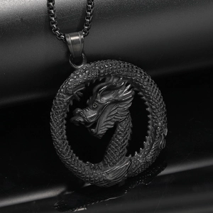 Vue macro du pendentif dragon en acier inoxydable noir mat avec détails de l'écaille