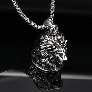 Collier avec pendentif cloche tête de lion en acier inoxydable et chaîne carrée