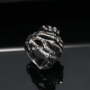Dettaglio dell'anello gotico a forma di mano di scheletro con finitura vintage ossidata