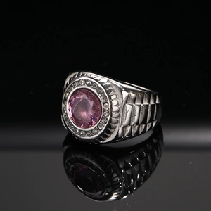 Macro detail van heren titanium ring met roze edelsteen en kettingpatroon band