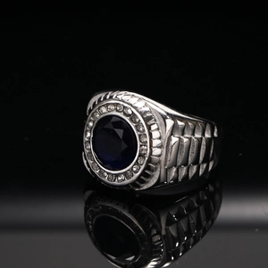 Detail van herenring van titanium met blauwe centrale steen en rand van diamant
