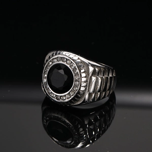 Detailopname van vintage herenring van staal met grote zwarte edelsteen en reliëf