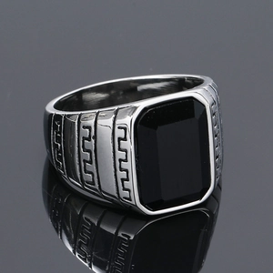 Herrenring aus Silber-Titanstahl mit rechteckigem schwarzem Onyx und Meander-Muster