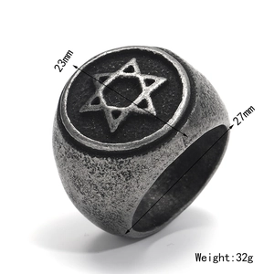 Makroansicht des Vintage Hip-Hop Sternrings mit Details zu 23mm Breite und 32g Gewicht