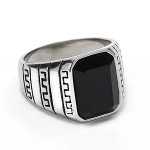 Herrenring aus Titanstahl mit schwarzem Edelstein und geometrischer Gravur im Vintage-Stil