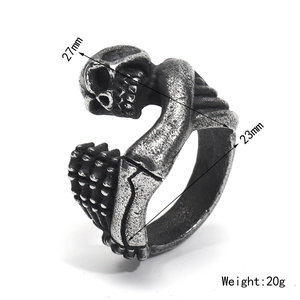 Makroaufnahme des Retro-Gothic-Totenkopfrings mit Abmessungen 27x23mm und 20g Gewicht