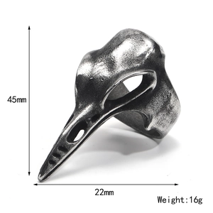 Makro-Detail des Retro-Punk Vogel-Totenkopf-Rings in Altsilber-Optik mit Größenangaben