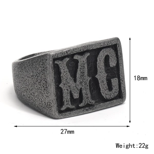 Makroaufnahme des Vintage-Siegelrings aus Edelstahl im Hip-Hop-Stil mit MC-Schriftzug