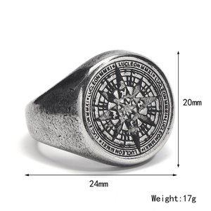 Makroaufnahme eines Retro-Siegelrings aus Edelstahl mit Kompassrelief und LUCLEON-Gravur
