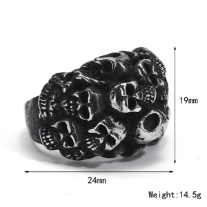 Makroansicht des Vintage Totenkopfrings mit Details zu 19mm Höhe und 14,5g Gewicht
