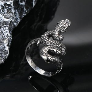 Vintage Punk Snake Shaped Titanium Steel Ring For Men Personalized Hip Hop Animal Scale Texture Biker Jewelry