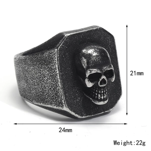 Details des Retro-Totenkopfrings mit Maßen von 21 mm Höhe und 24 mm Breite im Hip-Hop-Stil