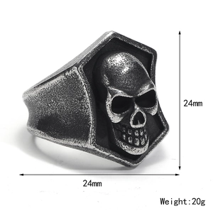 Detaillierte Größenangaben für Retro Herren Totenkopfring mit 3D Schild-Design auf weißem Grund