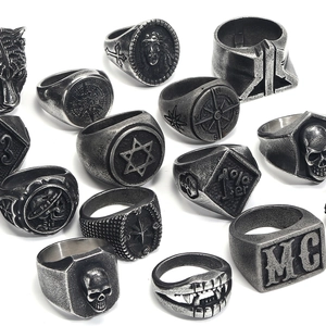 Set mit Retro Punk Ringen mit Totenkopf Wolf und Stern Motiven in antikem Silber