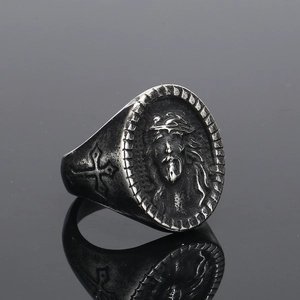 Nahaufnahme eines Vintage-Bikerrings aus Titanstahl mit Jesus-Relief und Kreuzdetail