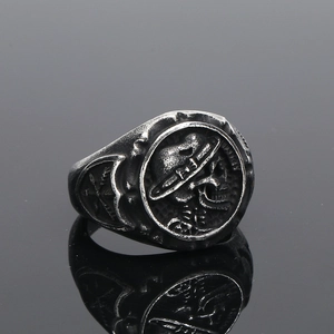 Makroaufnahme von Retro-Punk-Ring aus Edelstahl mit geschnitztem Strohhut-Totenkopf