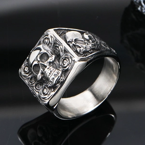 Gothic skull and rose ring in vintage titanium steel with polished silver finish