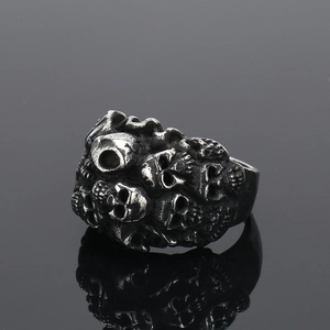 Detailansicht eines Retro Silberrings im Gothic-Stil mit gestapelten 3D-Totenkopf-Designs