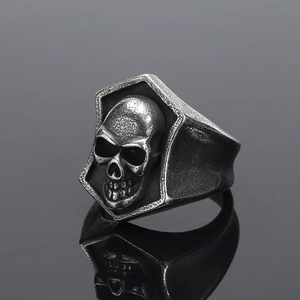 Makroaufnahme des Vintage Punk Totenkopfrings in Altsilberoptik mit strukturiertem Stahlschild