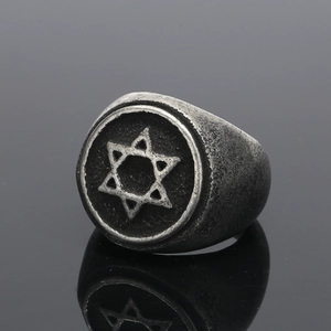 Nahaufnahme des Vintage-Siegelrings mit Davidstern und gealtertem Finish auf schwarzem Glas