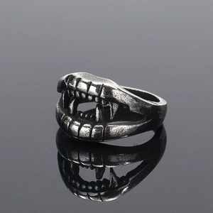 Nahaufnahme eines Retro-Punk-Rings aus Titanstahl mit Reißzähnen und Vintage-Finish