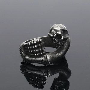 Detailansicht eines Vintage-Punk-Skelett-Rings mit oxidiertem Totenkopf-Design