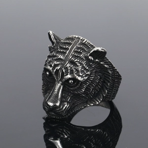 Makroansicht eines Vintage-Tigerkopf-Rings mit detaillierten Silbertexturen und Gravur