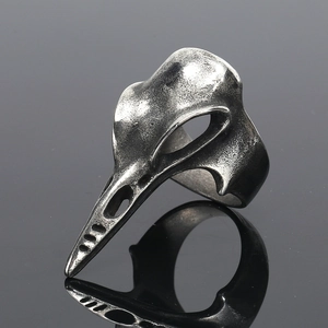 Makrodetail eines Vintage Hip-Hop Rabenschädel Rings mit verwittertem Silberfinish und Textur