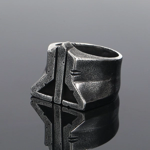 Makroaufnahme eines industriellen Vintage-Titanstahlrings mit geometrischer Fassade