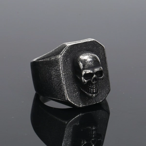 Detail eines Vintage Punk 3D Totenkopf Reliefs auf einem achteckigen Titanstahl Herrenring