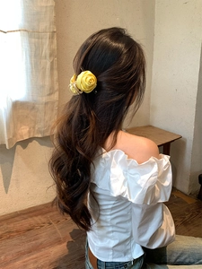 Elegante fermaglio per capelli con rosa gialla 3D in tessuto su coda di cavallo