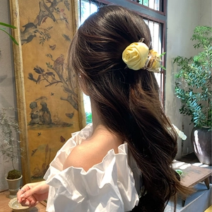 Elegante pinza per capelli con rose di raso giallo per acconciature da donna