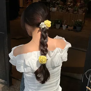 Elegante set con fermaglio per capelli e elastico con rosa di raso giallo per acconciature