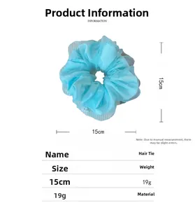 Detailansicht eines 15 cm blauen Mesh-Haargummis mit weißen Perlen und Schichtstruktur