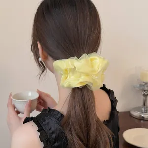 Eleganter gelber Organza-Haargummi mit weißen Perlen für einen weichen Pferdeschwanz