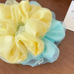 Eleganter zweifarbiger Organza-Haargummi mit weißen Perlenakzenten und doppellagigem Netz