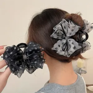 Pince à cheveux avec nœud en résille à pois et strass pour un look très élégant