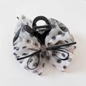 Grande pince à cheveux élégante avec nœud en maille à pois noirs et blancs et cristaux