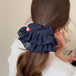 Chouchou bleu marine à pois avec breloque cœur et tissu en mousseline froissée