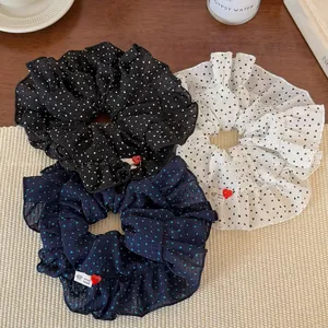 Lot détaillé de trois chouchous en mousseline à pois avec bords à volants élégants