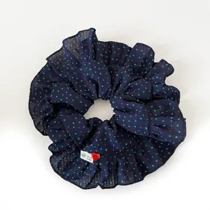 Chouchou en tulle bleu à pois avec étiquette faite main et détail coeur rouge