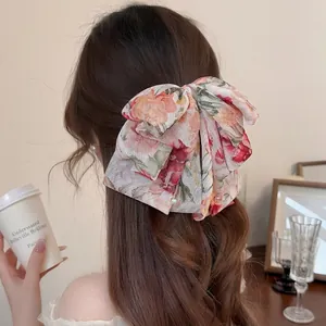 Barrette à cheveux élégante en mousseline fleurie aux tons corail et rouge