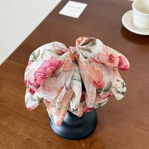 Pince à cheveux fleurie style français romantique pour queue de cheval élégante