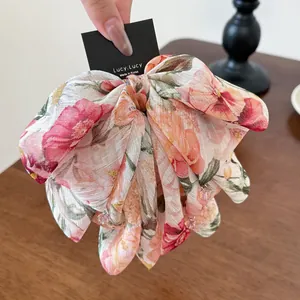 Détail de la pince à cheveux en mousseline fleurie avec imprimé rose sur carte